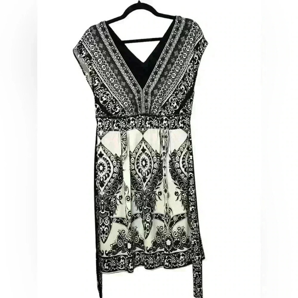 ECI NEW YORK LINED DRESS WITH BLACK AND SILVER EMBELLISHMENTS. Size 6 - Picture 1 of 10